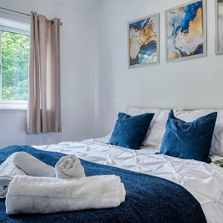 Contractors & Relocation Haven, 3Bd House, Secure Off-Site Parking & Office Space-2